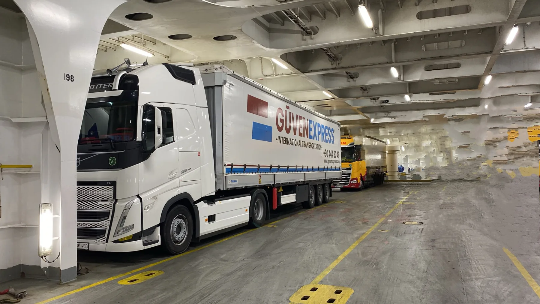 Feribot geçişinde Güven Express çekicisinin aynası ve kabini