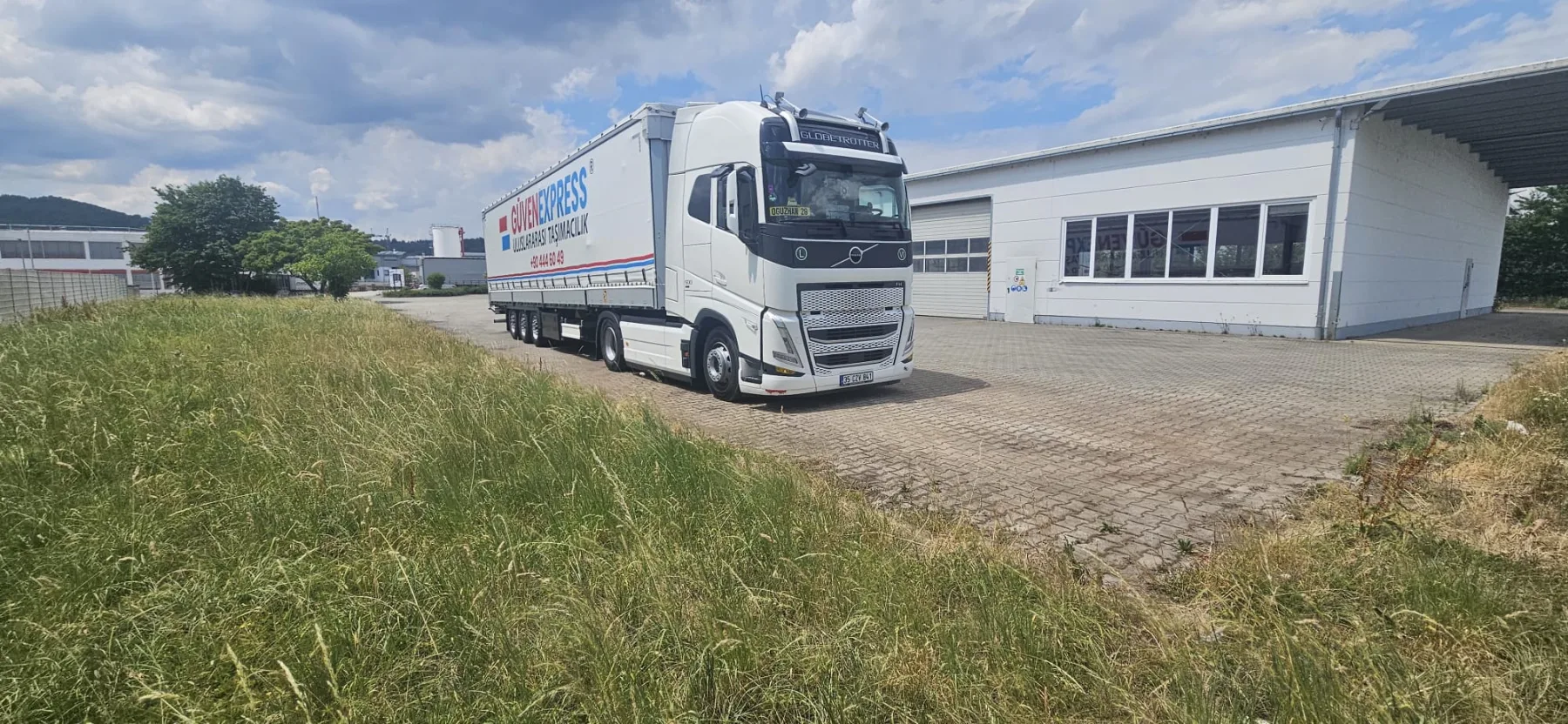 Avrupa operasyonundaki Güven Express çekicisinin kabin detayı