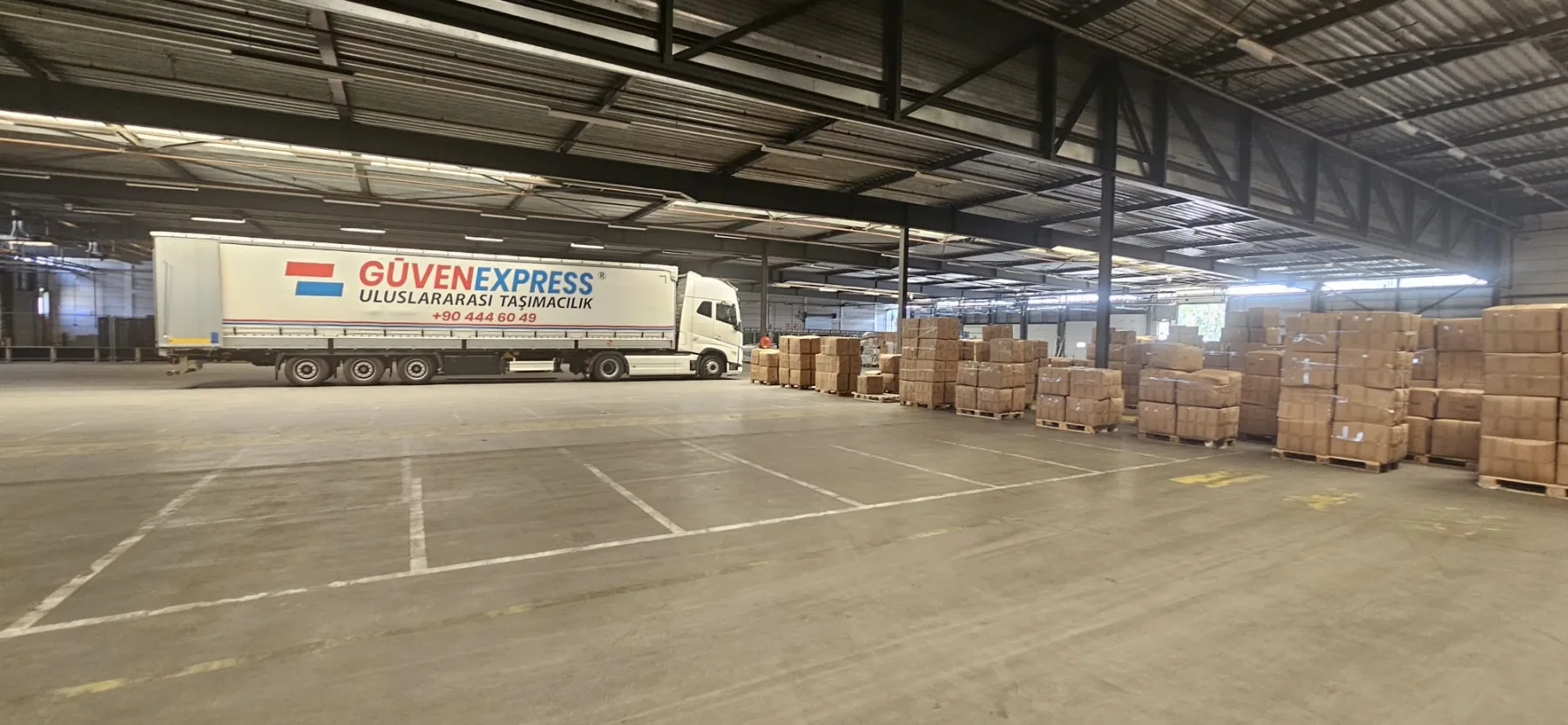 Depo içinde sevkiyata hazırlanan Güven Express aracı